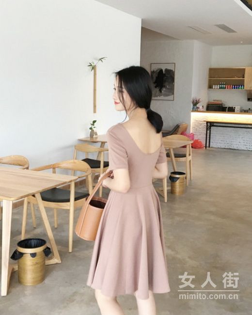 性感界的老大哥露背裝來襲，準(zhǔn)備好了嗎