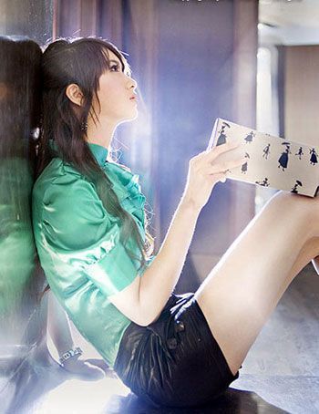 女人街學(xué)搭配 不是白皮膚也能穿好鮮艷裝